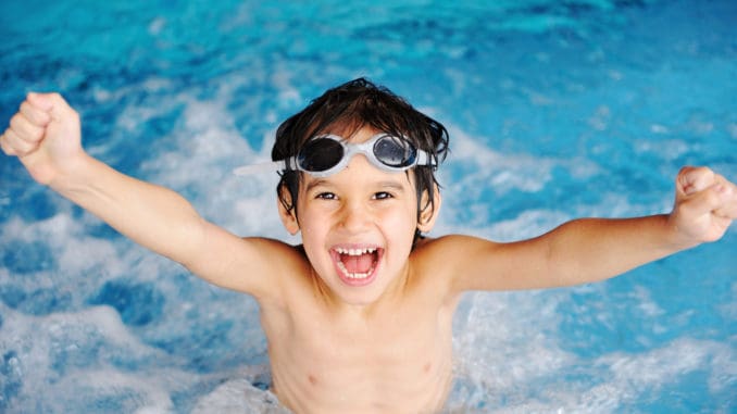 Junge im Schwimmbad Junge im Schwimmbad