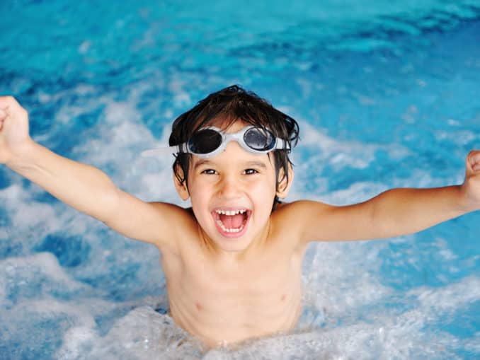 Junge im Schwimmbad