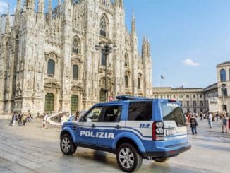 Polizeiauto in Mailand vor dem Dom