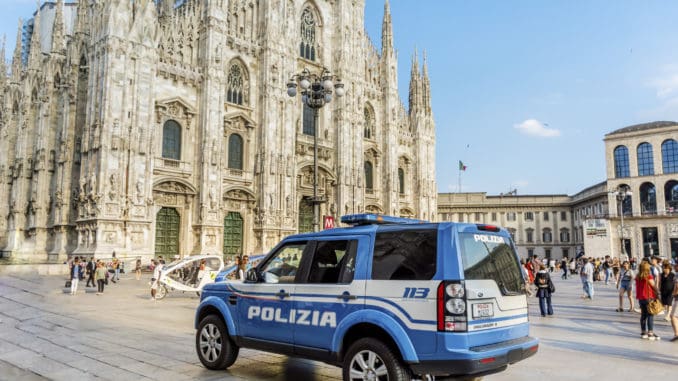 Polizeiauto in Mailand vor dem Dom